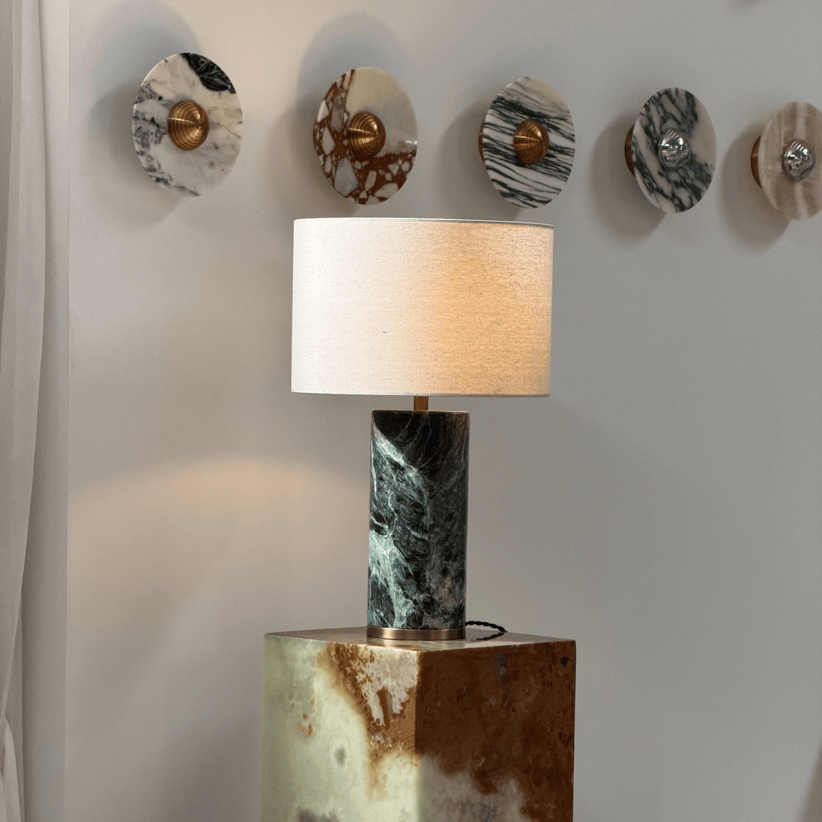 Dune Linen tafellamp - groen marmer met beige kap
