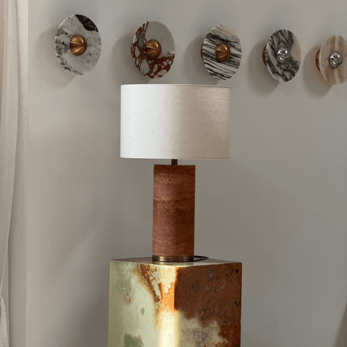 Dune Linen tafellamp - rood travertijn met beige kap