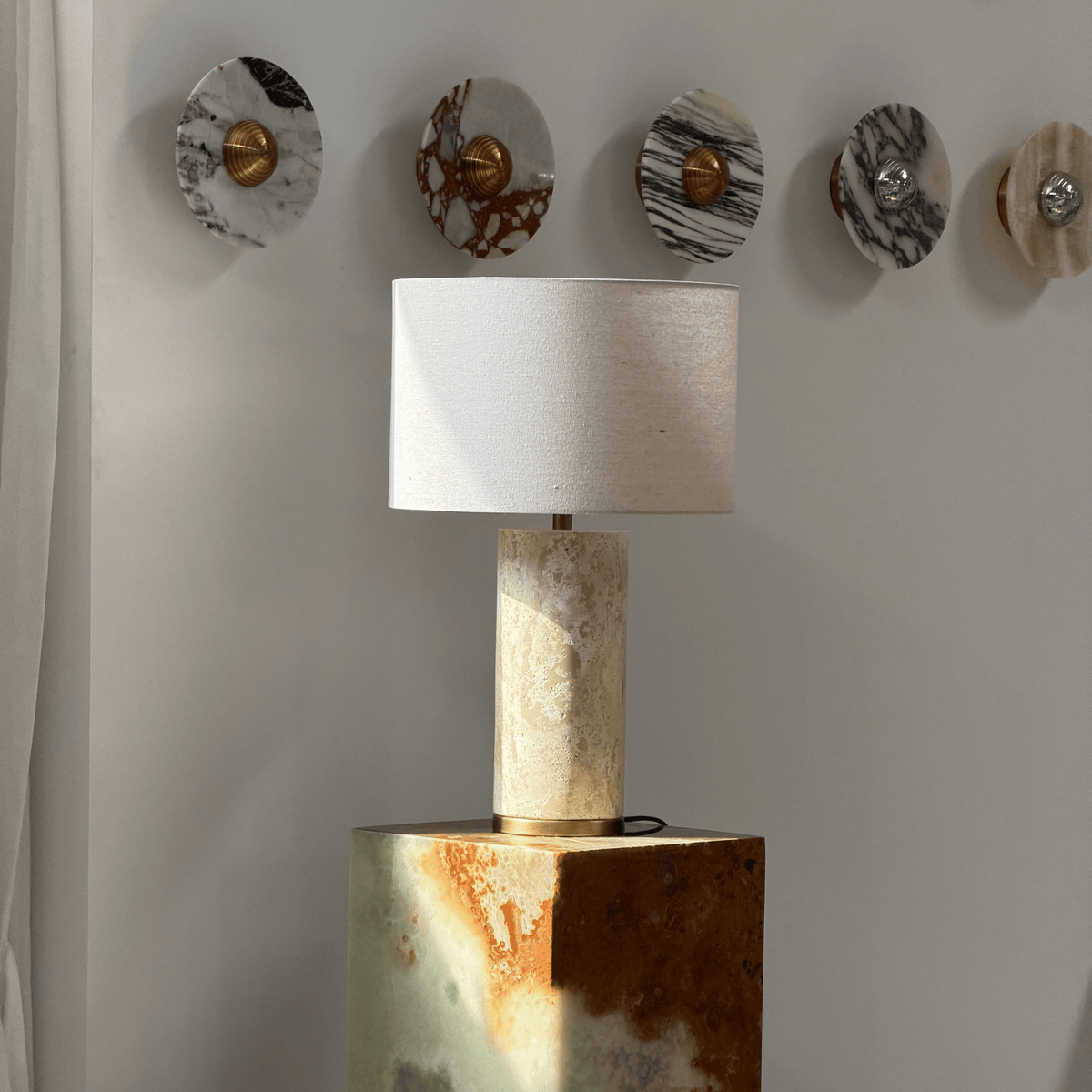 Dune Linen tafellamp - geel travertijn met beige kap