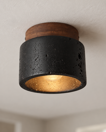 Detail van zwart travertijn en walnotenhout van de Basalt plafondlamp