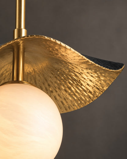 Macrodetail van de gehamerde messing onderzijde van de Fold Globe hanglamp