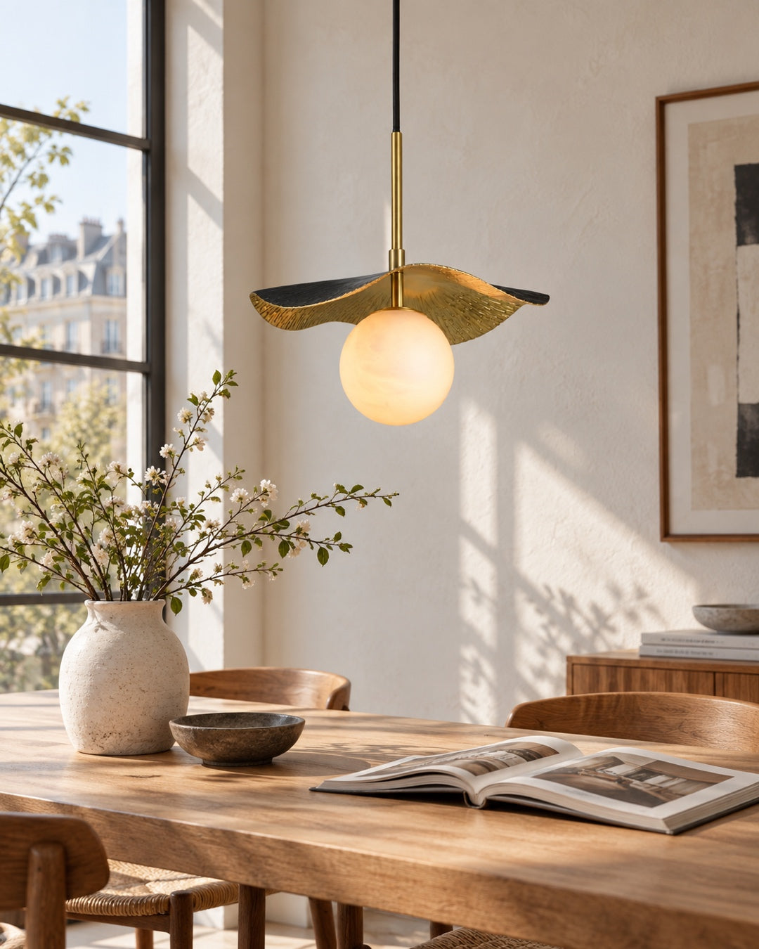 Fold Globe hanglamp in een lichte eethoek bij natuurlijk daglicht