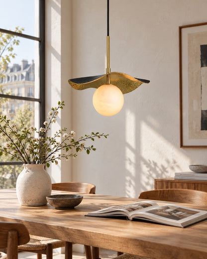 Fold Globe hanglamp in een lichte eethoek bij natuurlijk daglicht