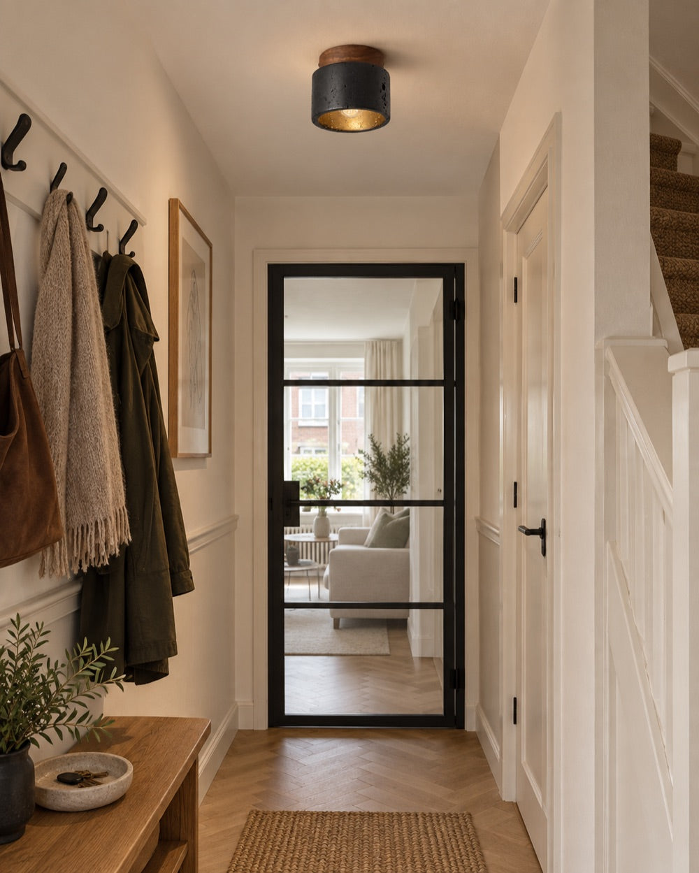Interieurinspiratie: Basalt plafondlamp in een Nederlandse jaren-30-hal