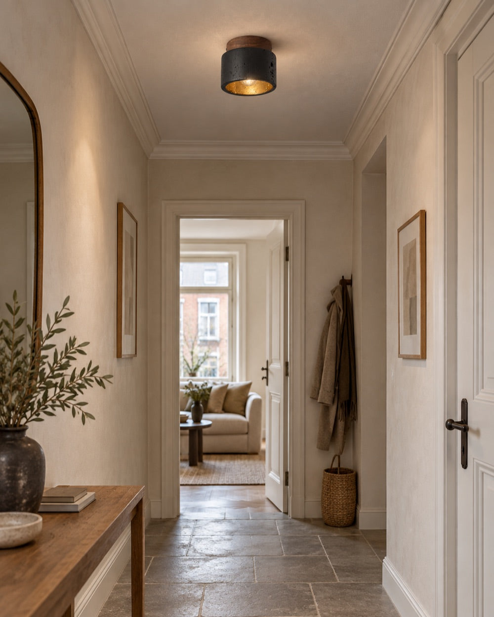 Interieurinspiratie: Basalt plafondlamp in een Belgische stadsgang