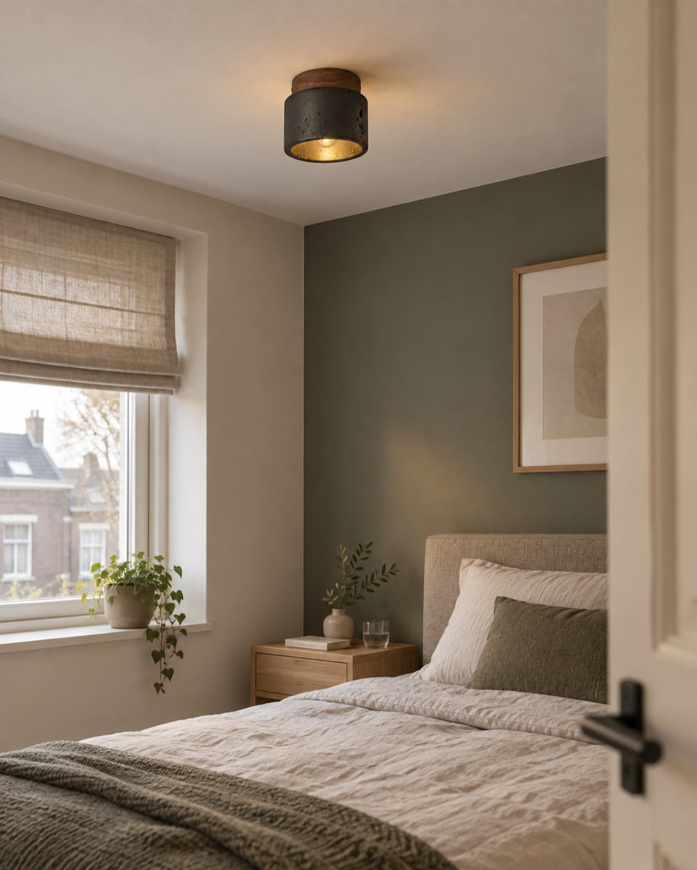 Interieurinspiratie: Basalt plafondlamp in een compacte slaapkamer