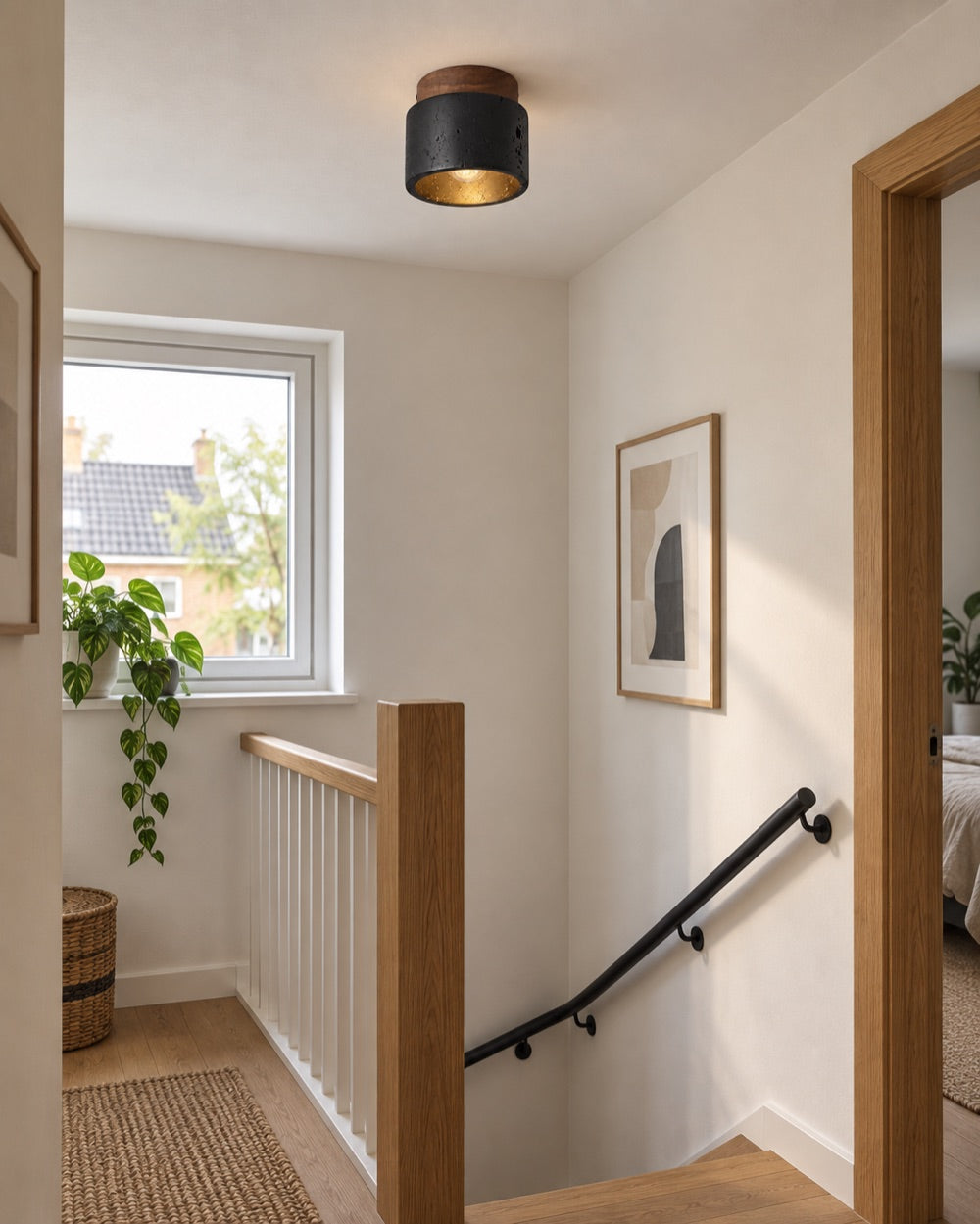 Interieurinspiratie: Basalt plafondlamp op een lichte overloop