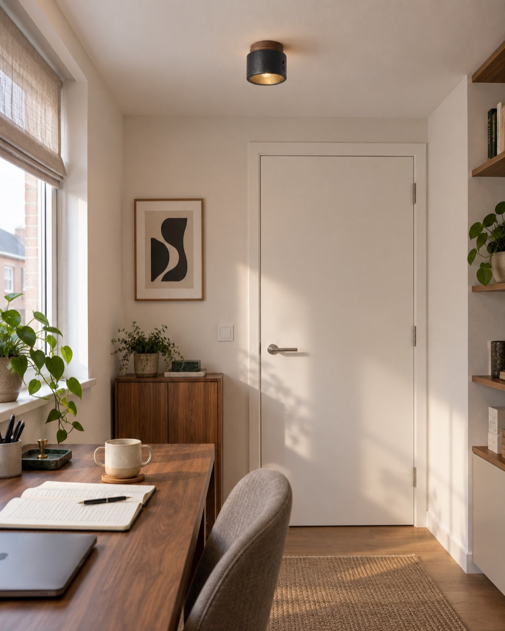 Interieurinspiratie: Basalt plafondlamp in een Nederlands thuiskantoor