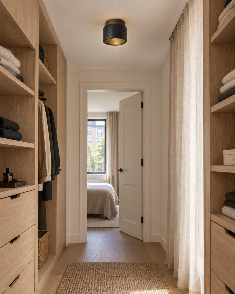 Interieurinspiratie: Basalt plafondlamp bij een rustige garderobe
